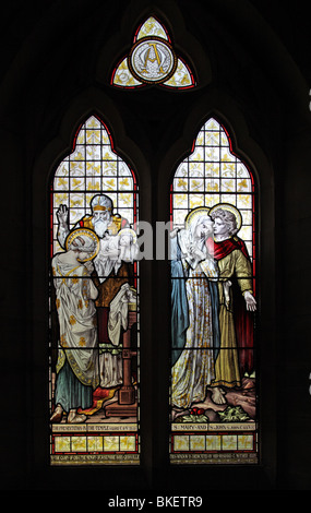 Glasfenster der Darstellung Jesu im Tempel, und der Apostel Johannes, Maria, in sein Haus nach der Kreuzigung Stockfoto