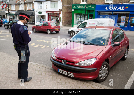 Traffic Warden schreiben Sie ein Ticket für ein Auto, Chislehurst, SE London, UK Stockfoto