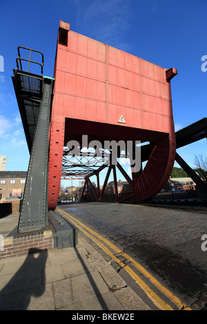 Shadwell Basin Klappbrücke. Glamis Road, London UK Stockfoto