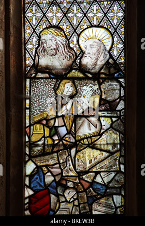 Buntglasfenster aus dem 16. Jahrhundert, das Jesus mit einer Dornenkrone und einer weiteren heiligen Figur darstellt, der St. Bartholomew's Church, Blore Ray, Staffordshire Stockfoto