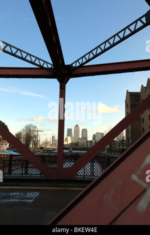 Canary Wharf von Glamis Straße Bascule Bridge, London UK Stockfoto