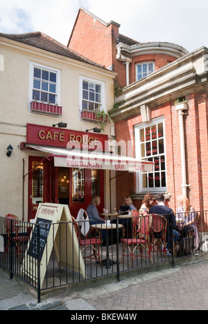 Menschen trinken Kaffee im Freien, Cafe Rouge, Chislehurst Kent UK Stockfoto