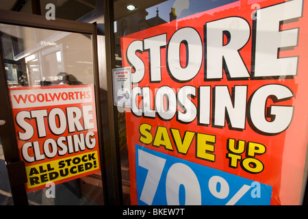 Verkauf Zeichen auf Woolworths in Kendal Cumbria UK 4 Tage bevor das Geschäft endgültig geschlossen Stockfoto