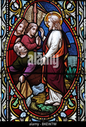 Detail aus Buntglasfenstern von ward und Hughes um 1865, die zwölf Ereignisse aus dem Leben Jesu Christi darstellen; Wunder des Fischzuges. Stockfoto