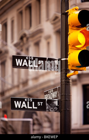 Ampel an der Wall Street und Broadway, New York City USA Stockfoto