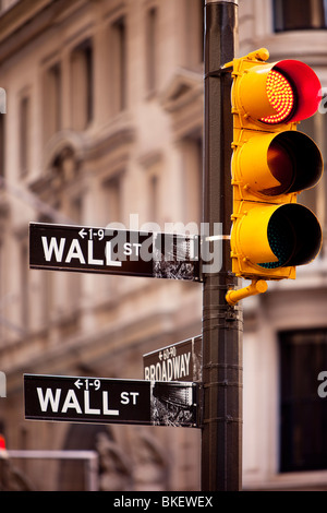 Ampel an der Wall Street und Broadway, New York City USA Stockfoto