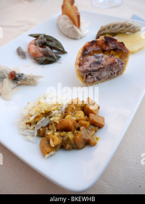 Detail der Platte des traditionellen Meeresfrüchte Cicheti Tapas Snacks an Osterie in Venedig Italien Stockfoto