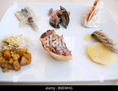 Detail der Platte des traditionellen Meeresfrüchte Cicheti Tapas Snacks an Osterie in Venedig Italien Stockfoto