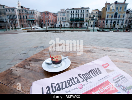 Detail der italienischen Zeitung und Kaffee im typischen Café in Venedig Italien Stockfoto