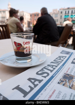 Detail der italienischen Zeitung und Kaffee im typischen Café in Venedig Italien Stockfoto