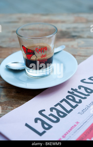 Detail der italienischen Zeitung und Kaffee im typischen Café in Venedig Italien Stockfoto