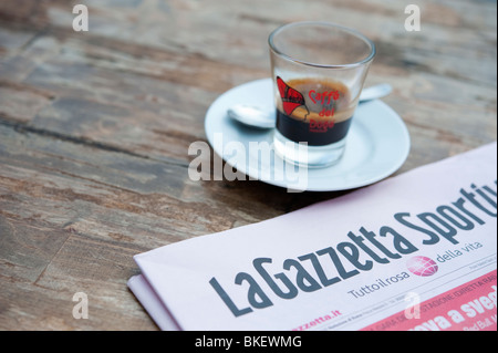 Detail der italienischen Zeitung und Kaffee im typischen Café in Venedig Italien Stockfoto