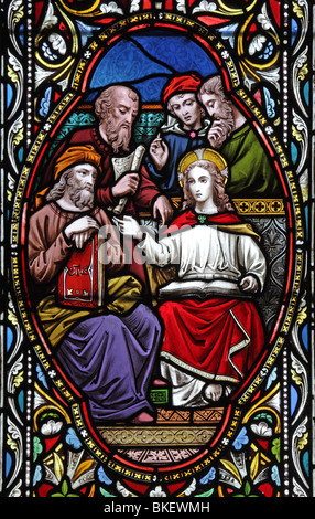 Detail aus einem Buntglasfenster von ward und Hughes 1865, das zwölf Ereignisse aus dem Leben Jesu Christi zeigt; mit den Ärzten im Tempel Stockfoto