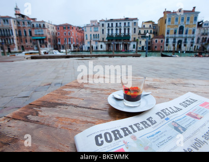 Detail der italienischen Zeitung und Kaffee im typischen Café in Venedig Italien Stockfoto