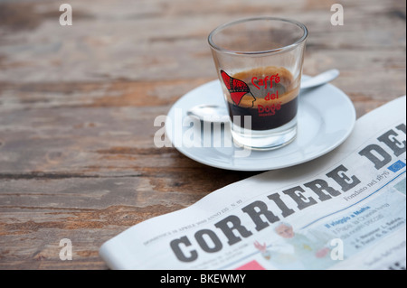 Detail der italienischen Zeitung und Kaffee im typischen Café in Venedig Italien Stockfoto