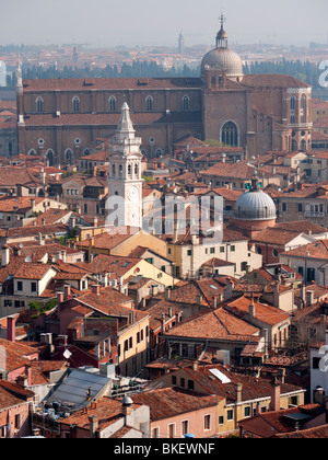 Blick über historische Dächer von Venedig in Italien Stockfoto