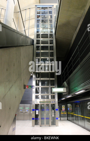 Zugang Fahrstuhl Canary Wharf u-Bahn station London England uk gb Stockfoto