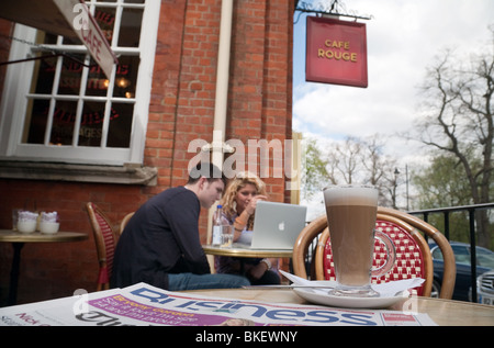 Menschen im Cafe Rouge, Chislehurst, Kent UK Stockfoto