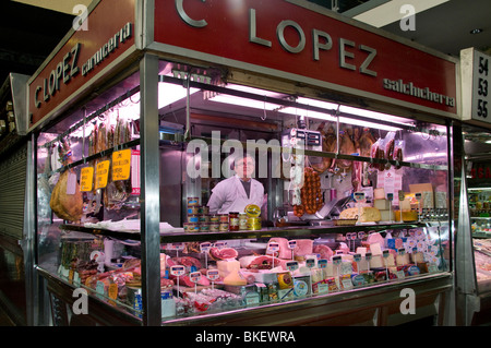 Metzger Mercado De La Cebada Lebensmittel Markt Madrid Spanien Stockfoto