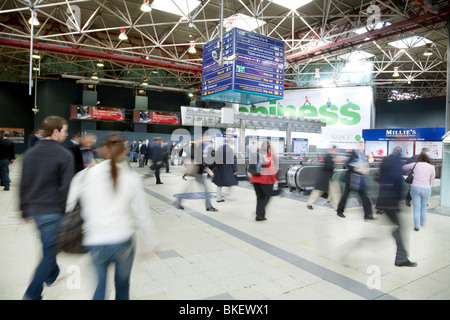 Menschen zu Fuß auf den Eingang zur London Bridge unterirdischen Bahnhof, London, UK Stockfoto
