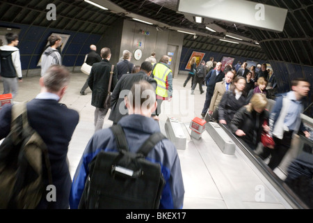 Massen von Pendler morgens eilen Stunde, The London Underground, London UK Stockfoto