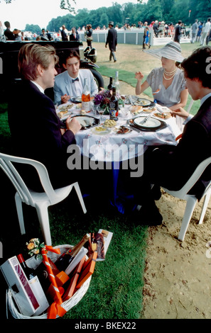 PARIS, Frankreich - Gesellschaftliches Event - Frühlingsrennen auf Schloss Chantilly, französisches Familienpicknick der Oberklasse. Menschen teilen Mahlzeiten im Freien, authentischer französischer Lebensstil Stockfoto