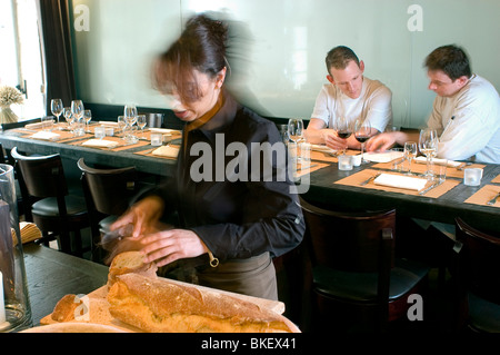 Paris, Frankreich, Kellnerin arbeiten, Schneiden von Brot, im Bistro-Restaurant, "Mon Vieil Ami", Tabellen Stockfoto