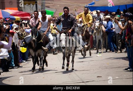 Die Teilnehmer fahren Esel auf dem 48. jährliche Esel Festival in Otumba Dorf, Mexiko, 1. Mai 2008. Stockfoto