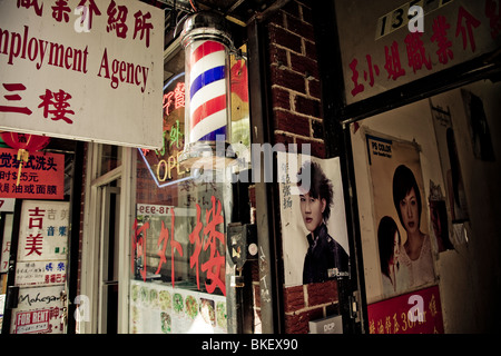 Ein Friseur und Agentur für Arbeit auf 40th Avenue, Chinatown, Flushing, New York, USA Stockfoto