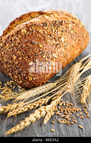 Frisch gebackene Mehrkorn Brot mit Korn Ohren Stockfoto