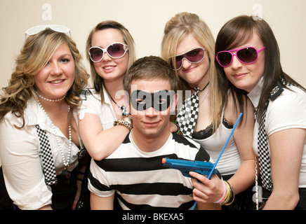 Teenager verkleidet um zu gehen, ein Räuber und Gendarm Kostümfest, UK Stockfoto