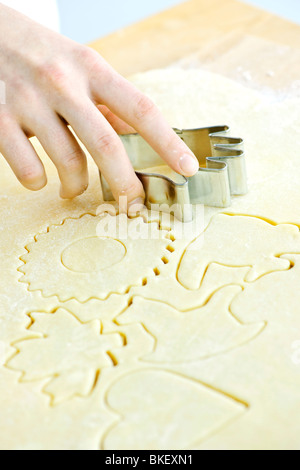 Cookie-Formen in gerollten Teig mit Cutter schneiden Stockfoto