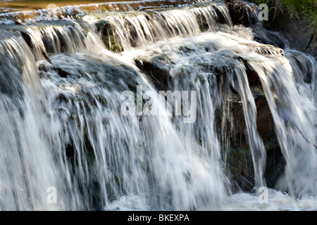 Wasserfall im tschechischen Schlosspark Stockfoto