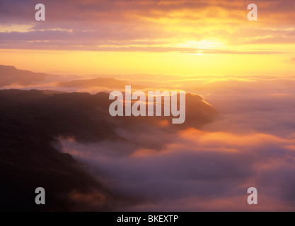 Sonnenuntergang über eine Temperaturinversion im Eskdale Valley, Lake District, Großbritannien. Stockfoto