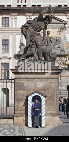 Wache am Tor am Eingang zur Pragerburg, Tschechische Republik Stockfoto