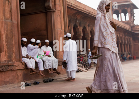 Eine Frau, die in Richtung zu beten in Indiens größte Moschee Jama Masjid, Delhi Stockfoto