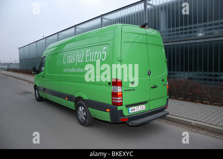 Mercedes-Benz Sprinter 260 CDI Van - grün - L3H2 - Deutsch MCV Van - auf Straße Stockfoto