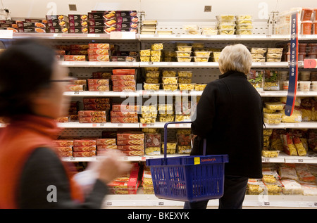 Menschen beim Einkaufen für Pasta in Sainsburys Supermarkt London, UK Stockfoto