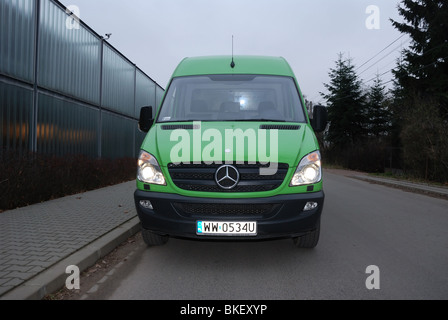 Mercedes-Benz Sprinter 260 CDI Van - grün - L3H2 - Deutsch MCV Van - auf Straße Stockfoto