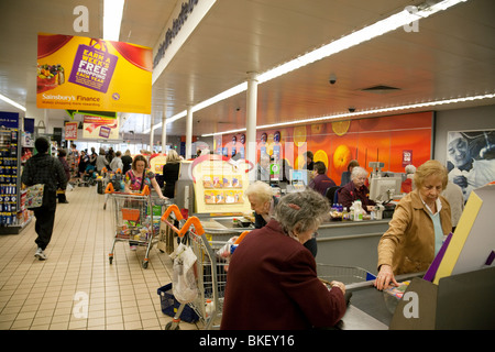 Menschen beim Einkaufen in Sainsburys Supermarkt London, UK Stockfoto