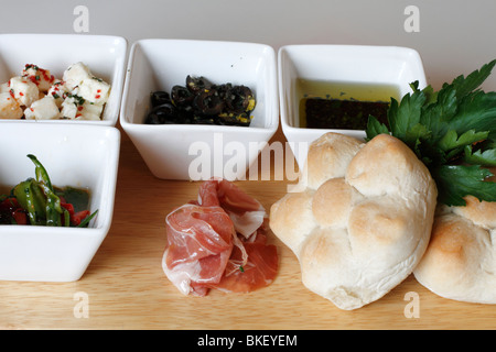 Gemischte Vorspeise, Fetakäse (Schaf), Oliven in Öl, Olivenöl Dip, gemischter zerkleinerten Paprikaschoten, Parma Schinken knusprigem Brot Brötchen Hochzeitsfrühstück Tabelle Rufford Hochzeitseinrichtungen, Rufford Mill Stockfoto