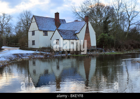 EAST BERGHOLT, SUFFOLK, Großbritannien - 24. FEBRUAR 2010: Willie Lott's Cottage nahe Flatford Mill im Winter Stockfoto