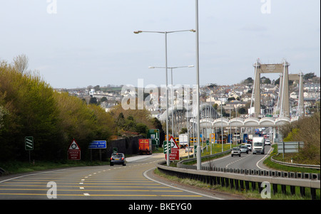 Verkehr auf der A38 Parkway Straße nähert sich & verlassen der Tamar Mautbrücke die Fahrzeuge zwischen Devon und Cornwall trägt Stockfoto