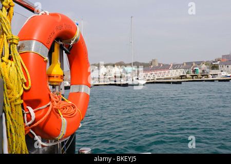 Lifering auf der Rückseite eines Bootes im Ruhezustand Stockfoto