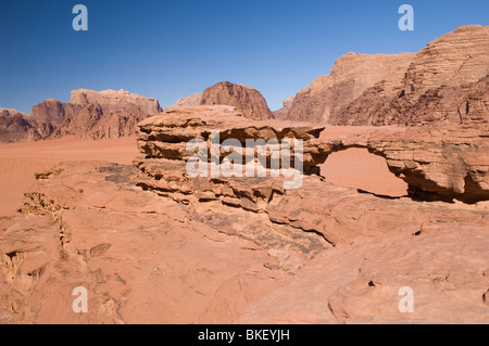 Rock-Brücke in die Wüste Wadi Rum, Jordanien Stockfoto