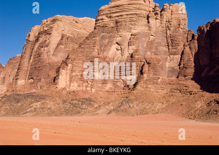 Steile Felsformationen in der Nähe von Rum-Dorf in der Wüste Wadi Rum, Jordanien Stockfoto