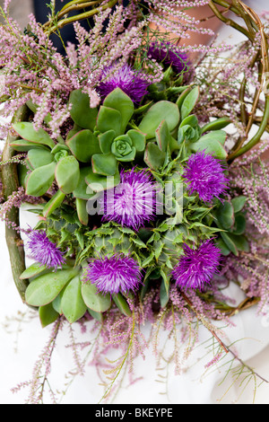 Herz-Wildblumen-Strauß auf Baum Stockfoto