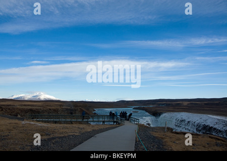 Touristen auf der Aussichtsplattform am Gullfoss - also Goldene Wasserfall - Wasserfall in der Nähe von Reykjavik, Island Stockfoto