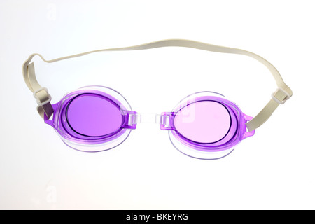 Schwimmbrille mit lila Brille. Stockfoto