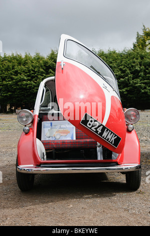 BMW Isetta Bubble Auto mit vor die Haustür zu öffnen Stockfoto